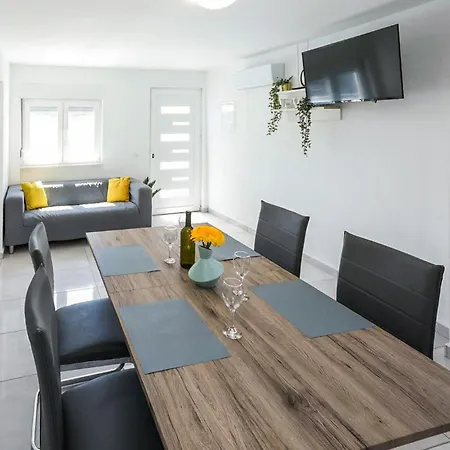 Pet Friendly In Glavica بيت للعطل *