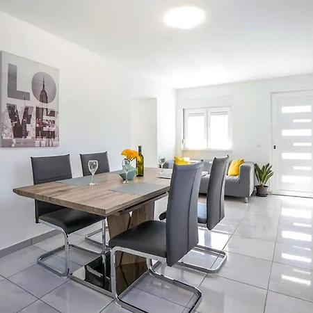 Pet Friendly In Glavica Donje Rastane